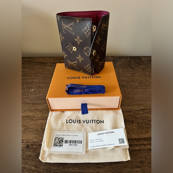 Louis Vuitton Handbags - Authentic Louis Vuitton LV compact Victorine wallet